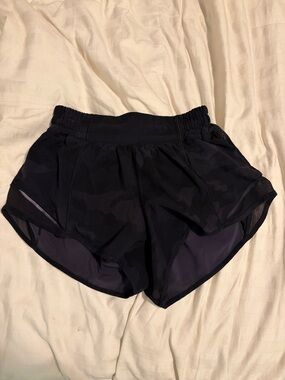 lululemon athletica Black Camo Hotty Hot Shorts (2.5 inch)
